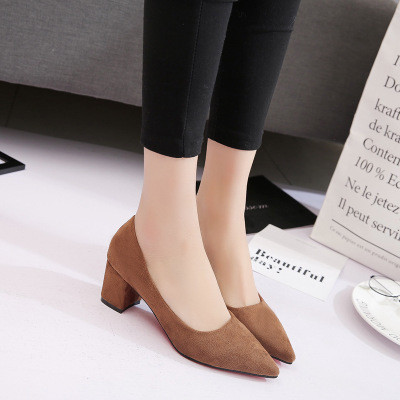 Πολύ κομψά ψηλά γυναικεία  παπούτσια  με  ψηλά τακούνια 