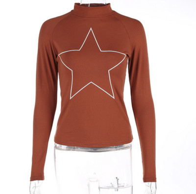 Λεπτή γυναικεία μπλούζα με ένα υψηλό κολάρο