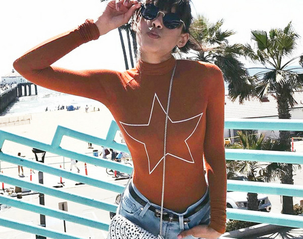 Λεπτή γυναικεία μπλούζα με ένα υψηλό κολάρο 