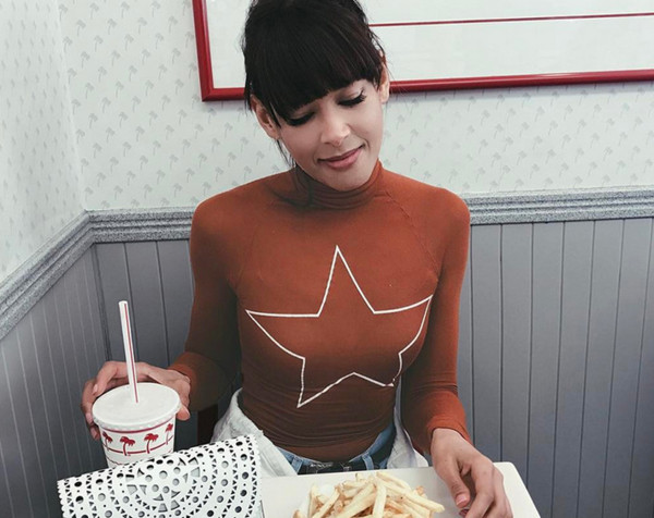 Λεπτή γυναικεία μπλούζα με ένα υψηλό κολάρο 