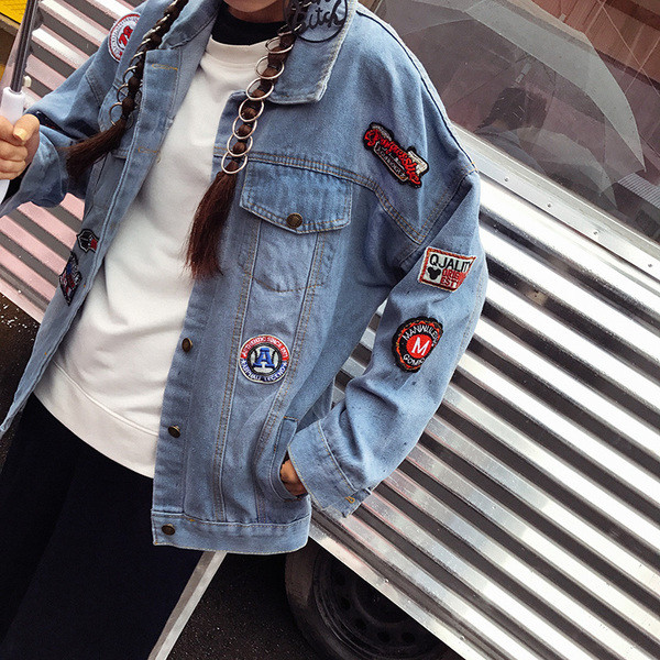 Κομψό τζιν γυναικείο μπουφάν  με εφαρμογές κατάλληλες για τη καθημερινή ζωή