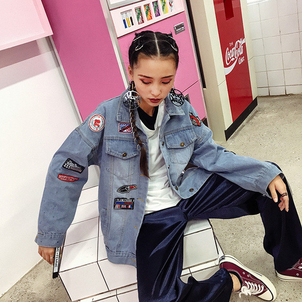 Κομψό τζιν γυναικείο μπουφάν  με εφαρμογές κατάλληλες για τη καθημερινή ζωή