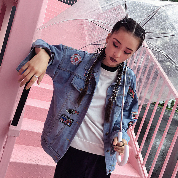 Κομψό τζιν γυναικείο μπουφάν  με εφαρμογές κατάλληλες για τη καθημερινή ζωή