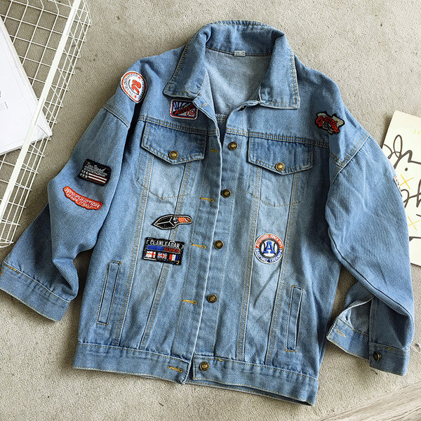 Κομψό τζιν γυναικείο μπουφάν  με εφαρμογές κατάλληλες για τη καθημερινή ζωή