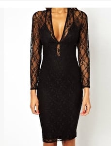 Πολύ μοντέρνο μαύρο γυναικείο φόρεμα με μακριά δαντελωτά μανίκια και ντεκολτέ σε σχήμα V