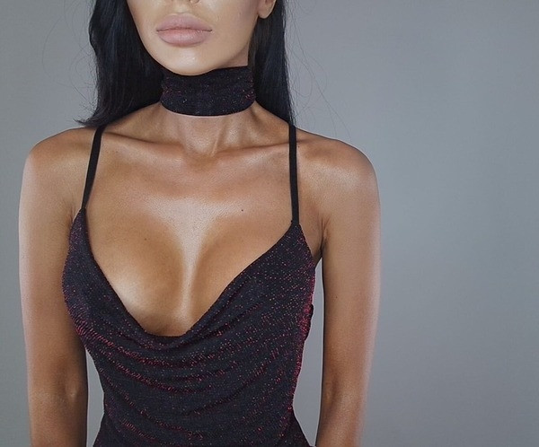 Μοναδικό γυαλιστερό γυναικείο φόρεμα  με βαθύ λαιμόκοψη