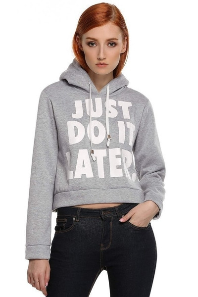 Αθλητικό γυναικείο κοντό φούτερ σε διάφορα χρώματα με επιγραφή και κουκούλα