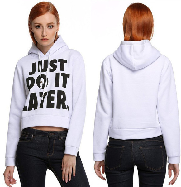 Αθλητικό γυναικείο κοντό φούτερ σε διάφορα χρώματα με επιγραφή και κουκούλα