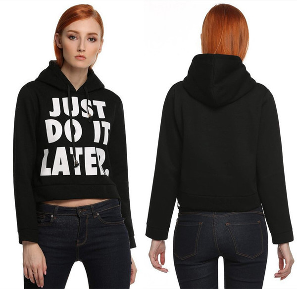 Αθλητικό γυναικείο κοντό φούτερ σε διάφορα χρώματα με επιγραφή και κουκούλα