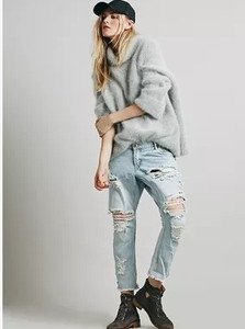 Γυναικεία τζιν με χαλαρά μοτίβα