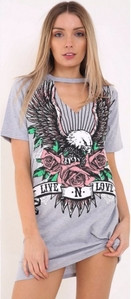 Σύγχρονη γυναικεία μπλούζα με ντεκολτέ σε σχήμα V και ενδιαφέρουσα έγχρωμη εκτύπωση