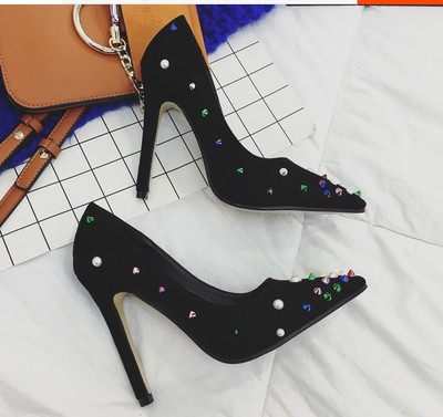 Γυναικεία παπούτσια με υψηλό τακούνι και ενδιαφέροντα λαμπερά βότσαλα