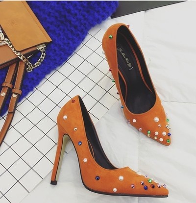 Γυναικεία παπούτσια με υψηλό τακούνι και ενδιαφέροντα λαμπερά βότσαλα