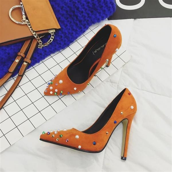 Γυναικεία παπούτσια με υψηλό τακούνι και ενδιαφέροντα λαμπερά βότσαλα