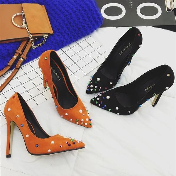 Γυναικεία παπούτσια με υψηλό τακούνι και ενδιαφέροντα λαμπερά βότσαλα