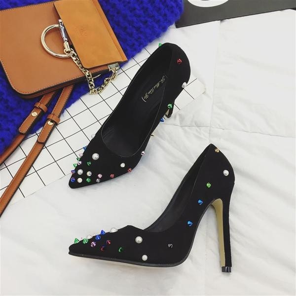 Γυναικεία παπούτσια με υψηλό τακούνι και ενδιαφέροντα λαμπερά βότσαλα