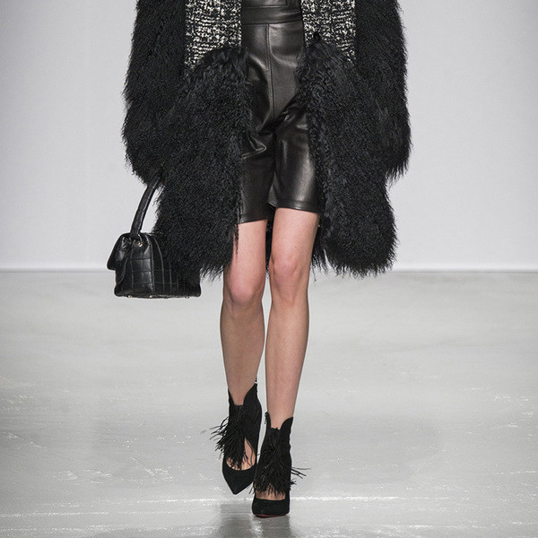 Πολύ κομψά και πολυτελή γυναικεία παπούτσια υψηλών τακουνιών με κρεμαστή φούντα