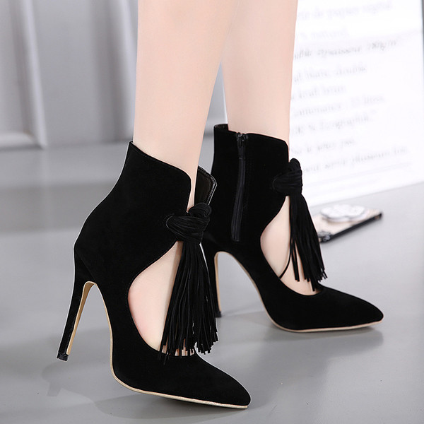 Πολύ κομψά και πολυτελή γυναικεία παπούτσια υψηλών τακουνιών με κρεμαστή φούντα