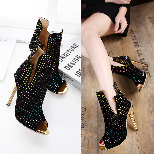 Κομψά  γυναικεία  παπούτσια  με  ψηλά  τακούνια με εξαιρετικές γυαλιστερές πέτρες