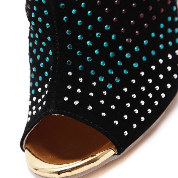 Κομψά  γυναικεία  παπούτσια  με  ψηλά  τακούνια με εξαιρετικές γυαλιστερές πέτρες