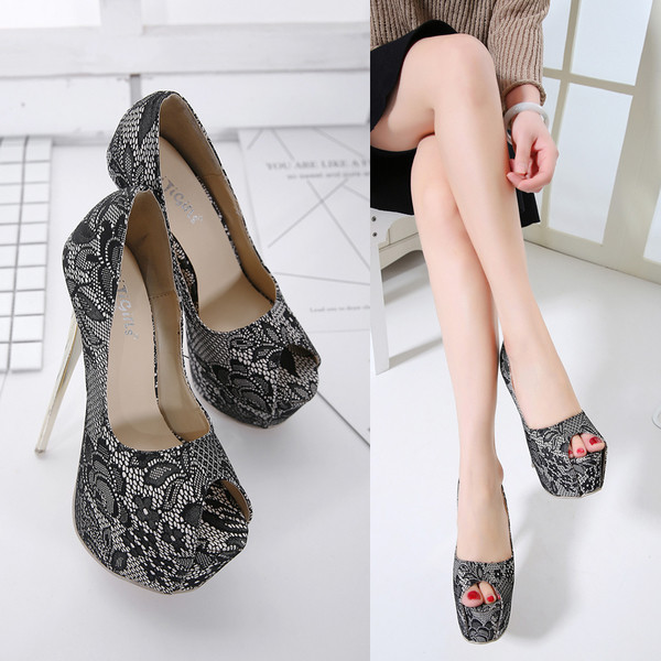 Κομψά τυπικά γυναικεία παπούτσια με  ψηλά τακούνια σε φυτικά μοτίβα