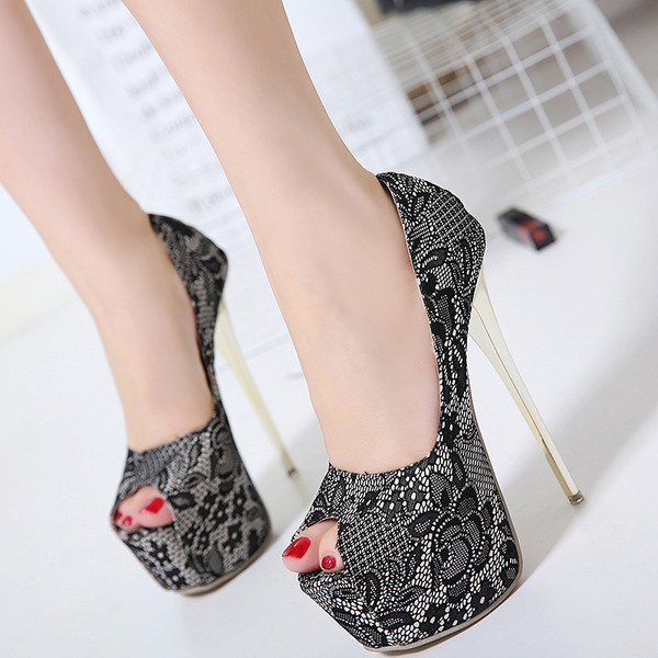 Κομψά τυπικά γυναικεία παπούτσια με  ψηλά τακούνια σε φυτικά μοτίβα