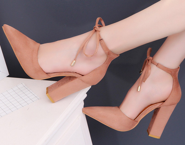 Κομψά γυναικεία παπούτσια υψηλών τακουνιών - αιχμηρά και δεμένα σε διάφορα χρώματα