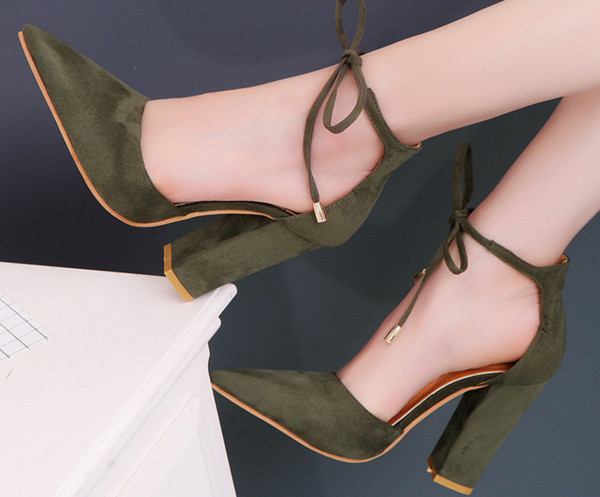 Κομψά γυναικεία παπούτσια υψηλών τακουνιών - αιχμηρά και δεμένα σε διάφορα χρώματα