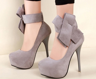 Дамски затворени обувки с висок ток и много красива панделка около глезена