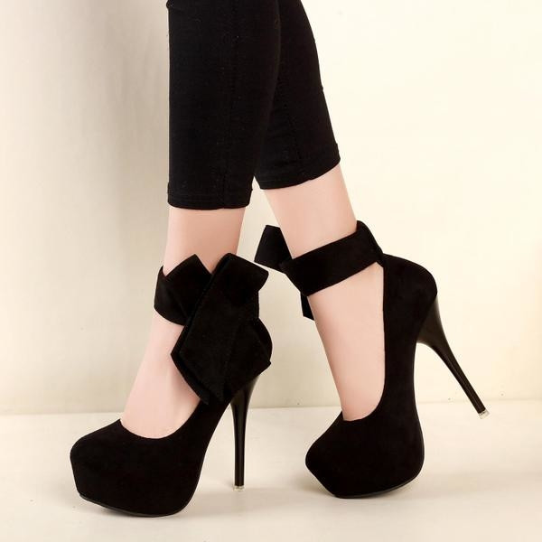 Дамски затворени обувки с висок ток и много красива панделка около глезена
