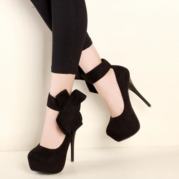 Дамски затворени обувки с висок ток и много красива панделка около глезена