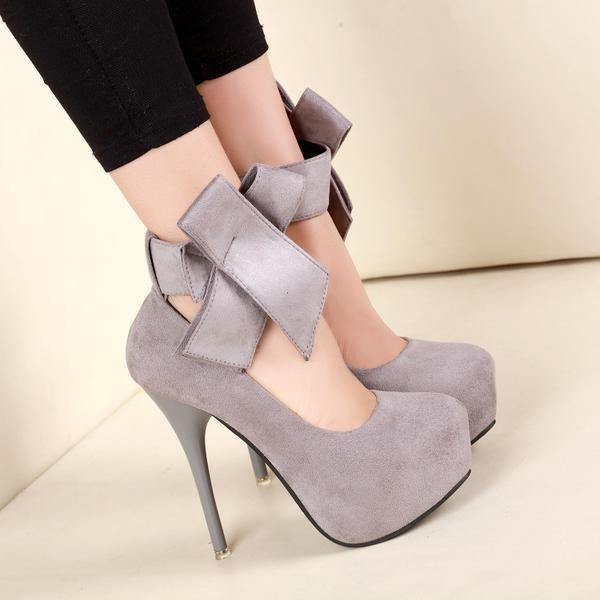 Дамски затворени обувки с висок ток и много красива панделка около глезена