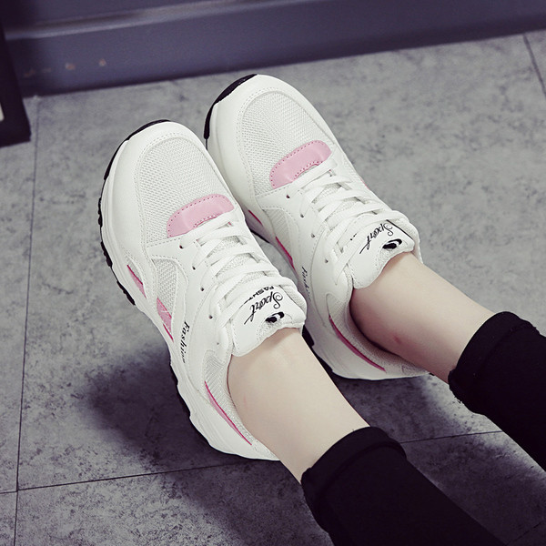 Дамски маратонки в три цвята, подходящи за ежедневие и спорт