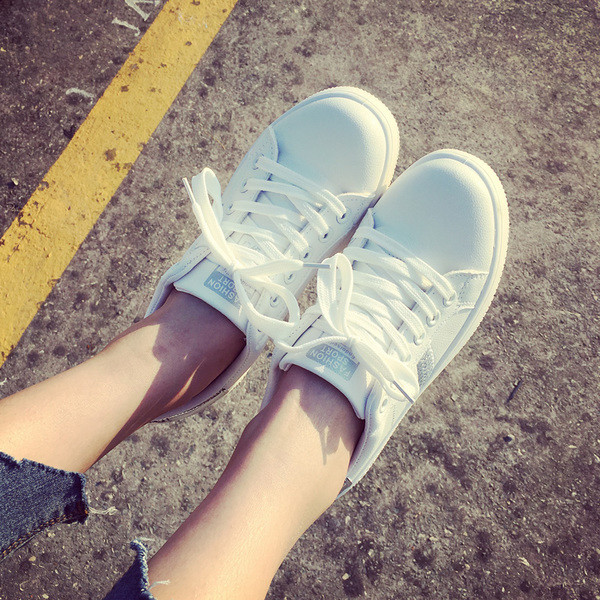 Αθλητικά πάνινα γυναικεία παπούτσια σε κομψή σχεδίαση