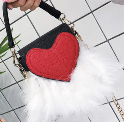 Γυναικεία μίνιτσάντα με ενδιαφέρουσα εφαρμογή - καρδιά