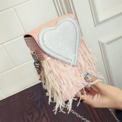 Γυναικεία μίνιτσάντα με ενδιαφέρουσα εφαρμογή - καρδιά