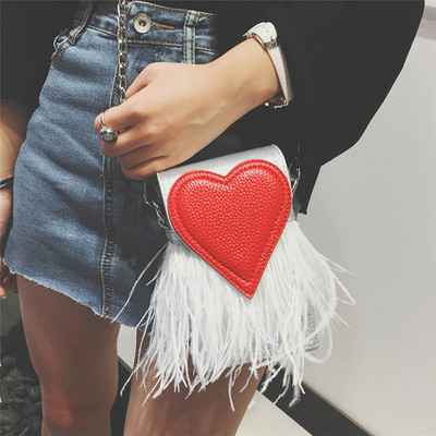 Γυναικεία μίνιτσάντα με ενδιαφέρουσα εφαρμογή - καρδιά