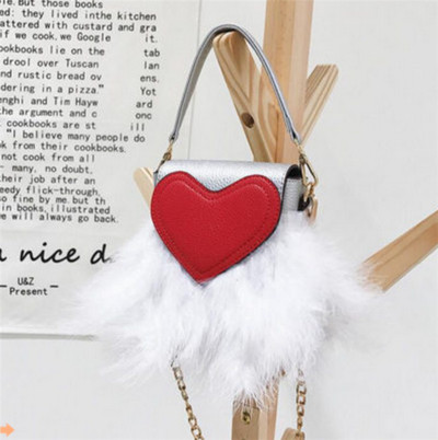 Γυναικεία μίνιτσάντα με ενδιαφέρουσα εφαρμογή - καρδιά