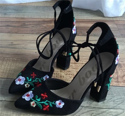 Γυναικεία παπούτσια Casual High Heel με ρωμαϊκές γραβάτες γύρω από τον αστράγαλο και πολύχρωμα κεντήματα