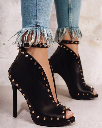 Много интересни дамски затворени обувки на висок ток с лъскави метални шипове