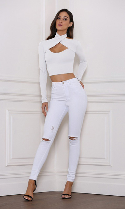 Много стилна дамска блузка с дълбоко деколте и кръстосани презрамки около врата