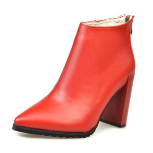 Κομψές, απλές γυναικείες μπότες με φερμουάρ και με ψηλό τακούνι