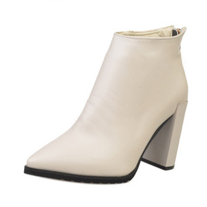 Κομψές, απλές γυναικείες μπότες με φερμουάρ και με ψηλό τακούνι