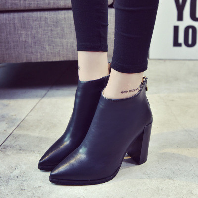 Κομψές, απλές γυναικείες μπότες με φερμουάρ και με ψηλό τακούνι