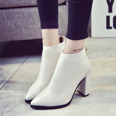 Κομψές, απλές γυναικείες μπότες με φερμουάρ και με ψηλό τακούνι