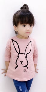 Ευρεία παιδική μπλούζα για κορίτσια σε ροζ και πράσινο με μια εικόνα