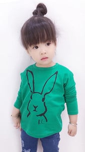 Ευρεία παιδική μπλούζα για κορίτσια σε ροζ και πράσινο με μια εικόνα