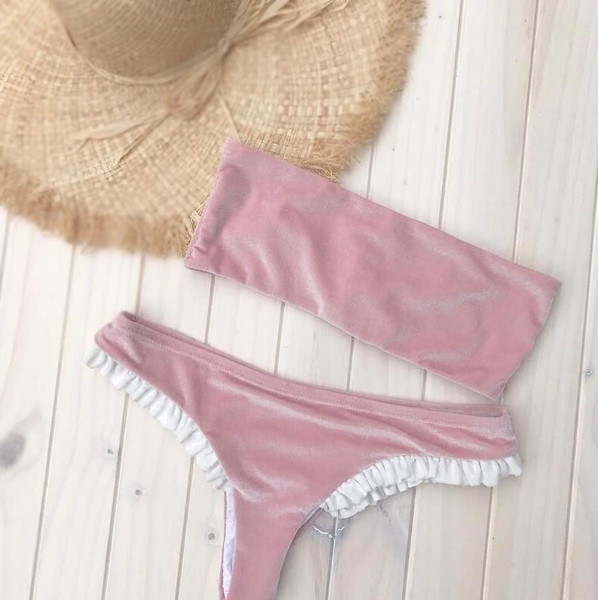 Стилен дамски бански костюм от две части в бебешки розово