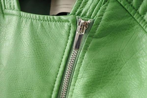 Γυναικείο δερμάτινο μπουφάν με διακοσμητικά φερμουάρ - 2 χρώματα