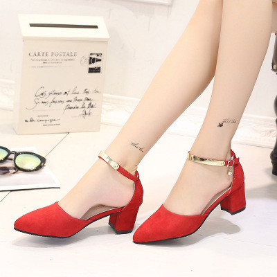 Ψηλοτάκουνα γυναικεία παπούτσια με γυαλιστερή ιμάντα στο αστραγάλο